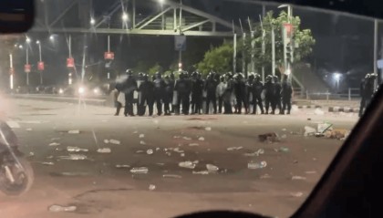 前总理夫人在家中被民众放火烧死，尼泊尔首都浓烟四起，中使馆紧急提醒！当地华人：到处都在燃烧，满地碎石、玻璃碎片、血迹