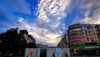 小区广场上的童趣