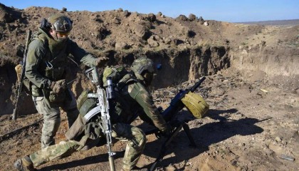 俄一士兵在库皮扬斯克附近的战斗中独自背负30多名伤员