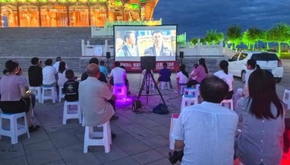 佳县：公益电影放映进广场
