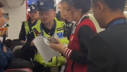 亚航回应重庆起飞航班上女乘客闹事被要求下机：其未遵守指令