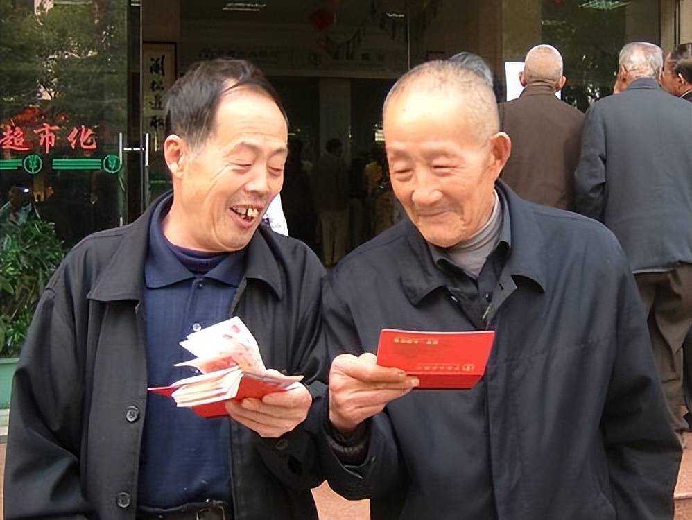 上涨近8%，2025年首个养老金计发基数诞生，哪些人受益？