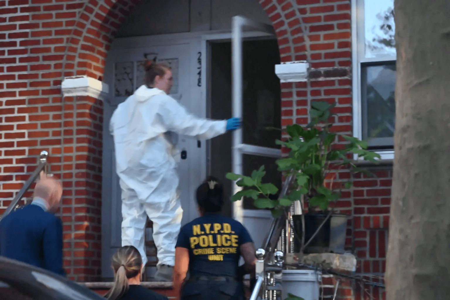 86岁华人在美国家中死亡一星期,脖子上缠着围巾,埋在棉被里