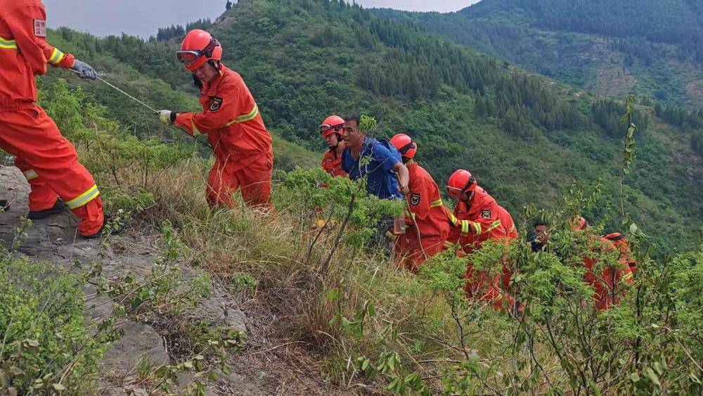 一人因登山摔伤腰部被困山底,淄博消防紧急救援