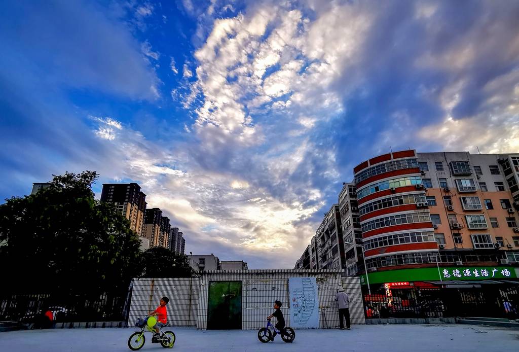 小区广场上的童趣