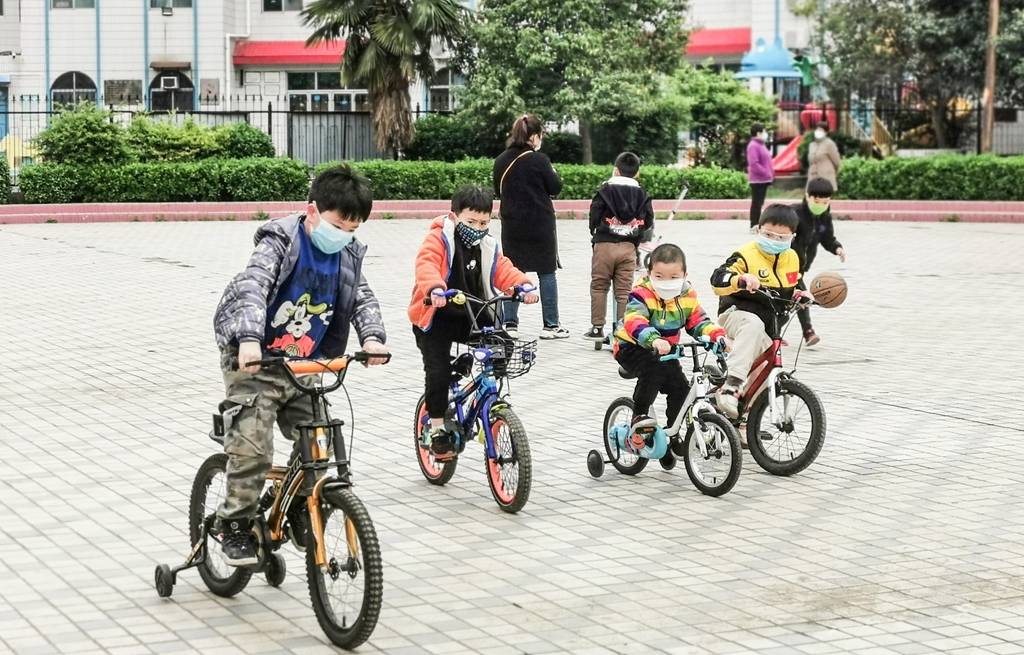 小区广场上的童趣