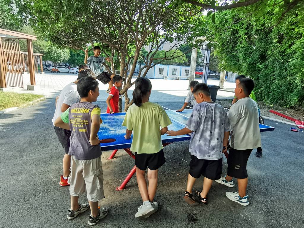 小区广场上的童趣