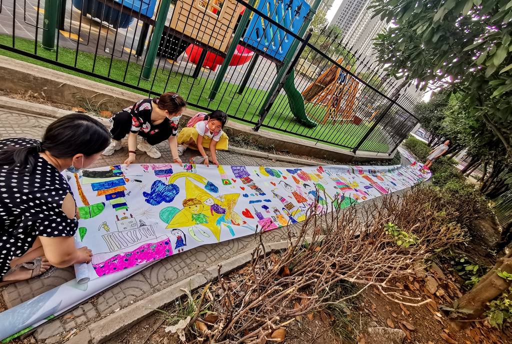 小区广场上的童趣