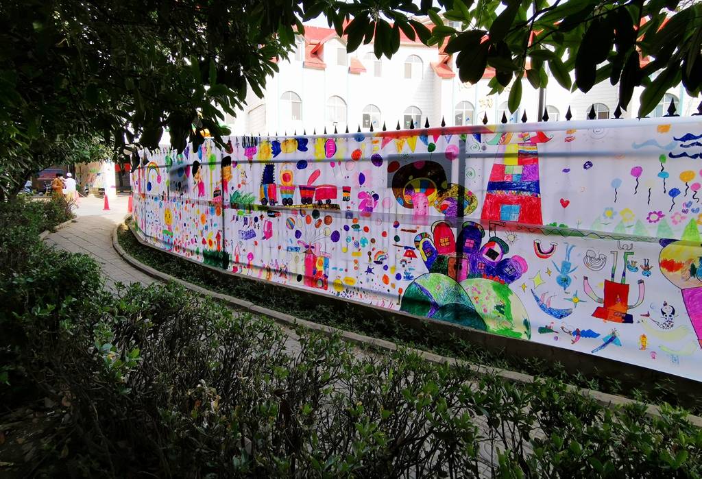 小区广场上的童趣