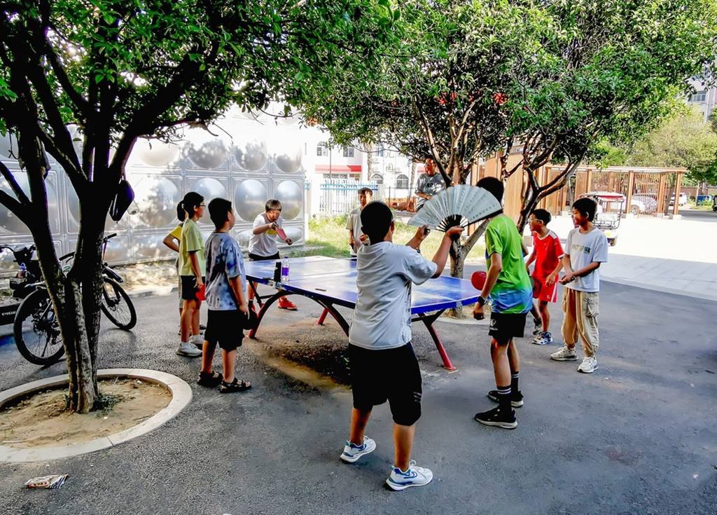 小区广场上的童趣