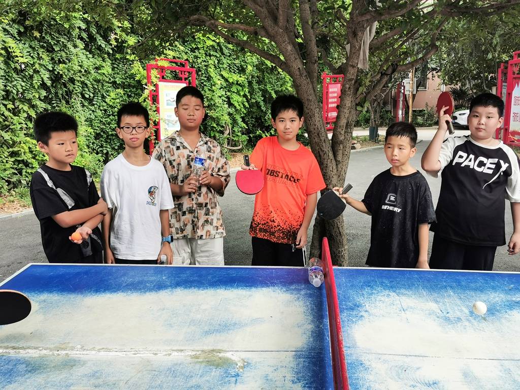 小区广场上的童趣