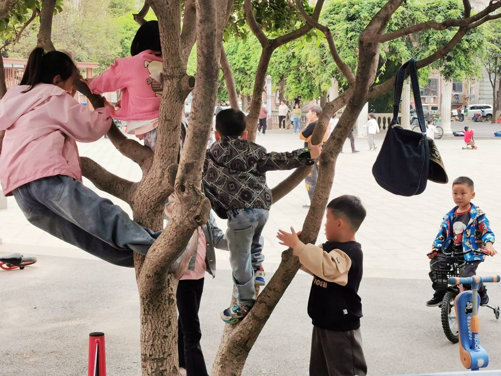 小区广场上的童趣