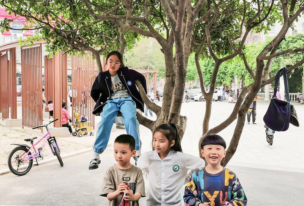 小区广场上的童趣