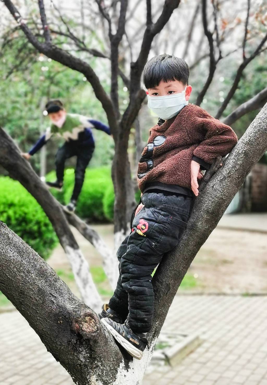 小区广场上的童趣