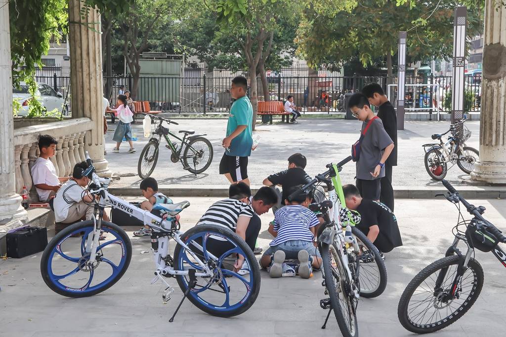 小区广场上的童趣