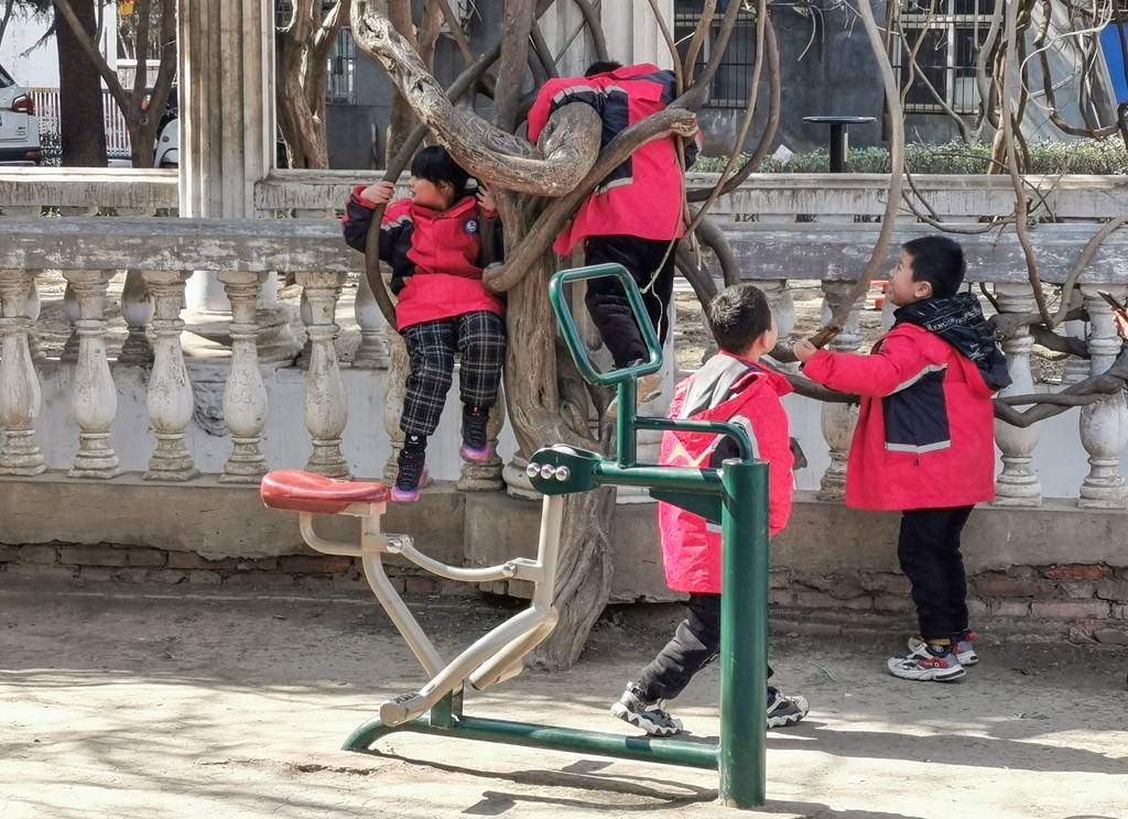 小区广场上的童趣