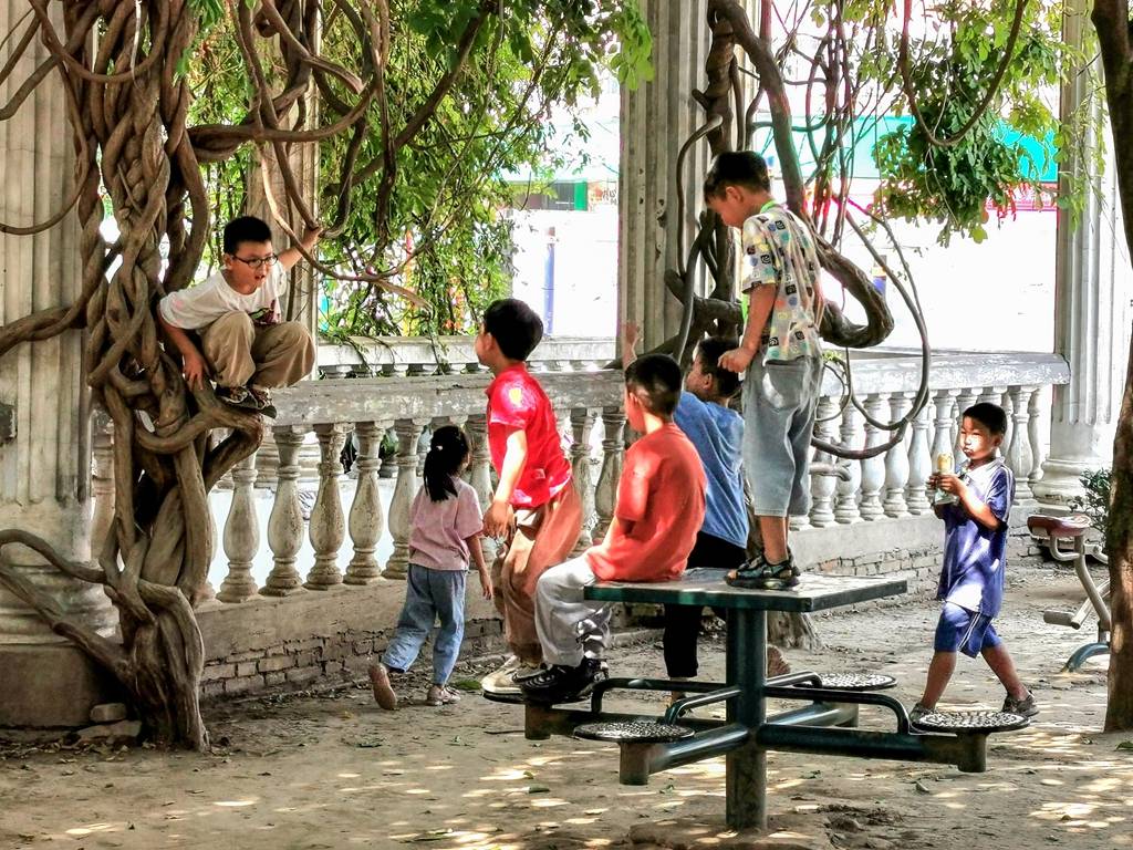 小区广场上的童趣