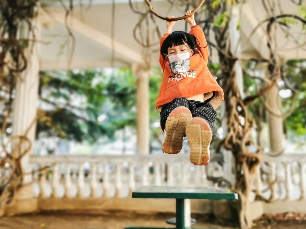 小区广场上的童趣