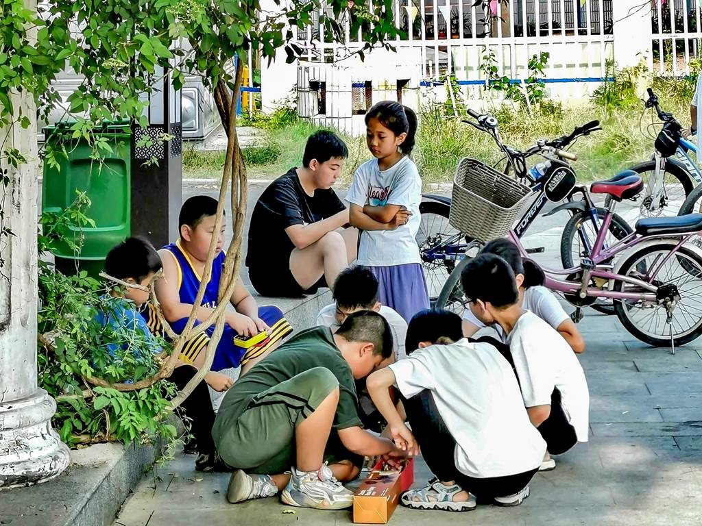 小区广场上的童趣