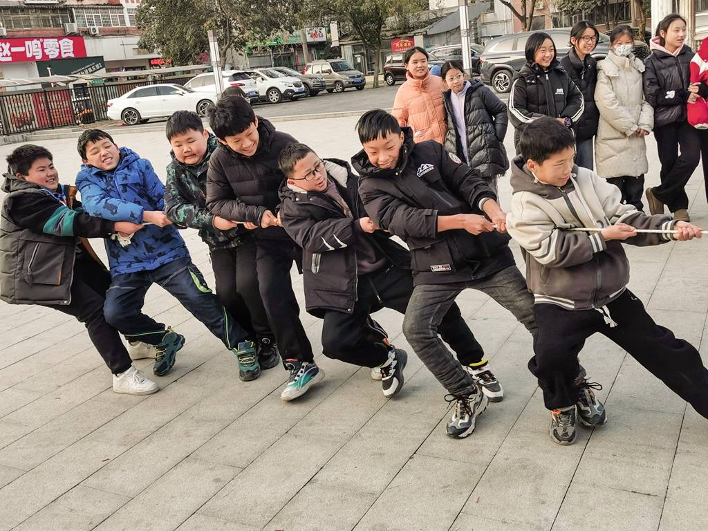 小区广场上的童趣