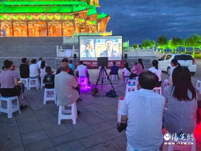 佳县:公益电影放映进广场