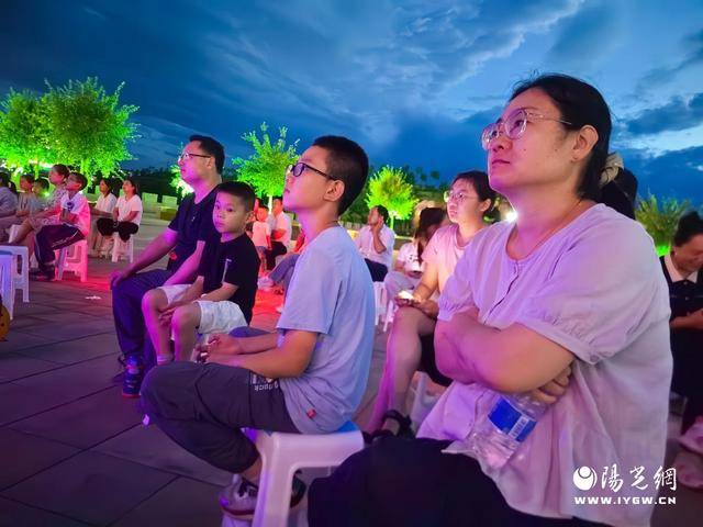 佳县:公益电影放映进广场