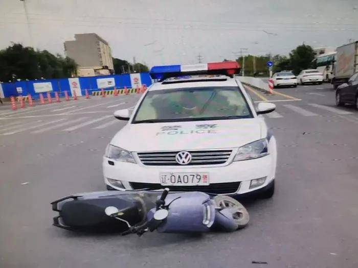 澳大利亚人抗议在车上贴中国八一军徽!吓得还以为是中国来抓他的