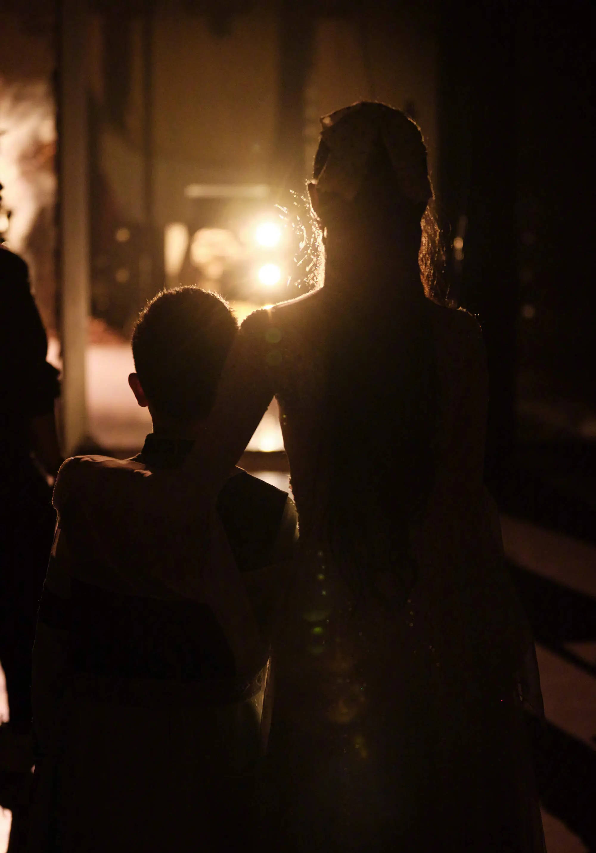 陈思诚卡零点为佟丽娅庆生!晒丫丫与儿子朵朵背影照好温馨