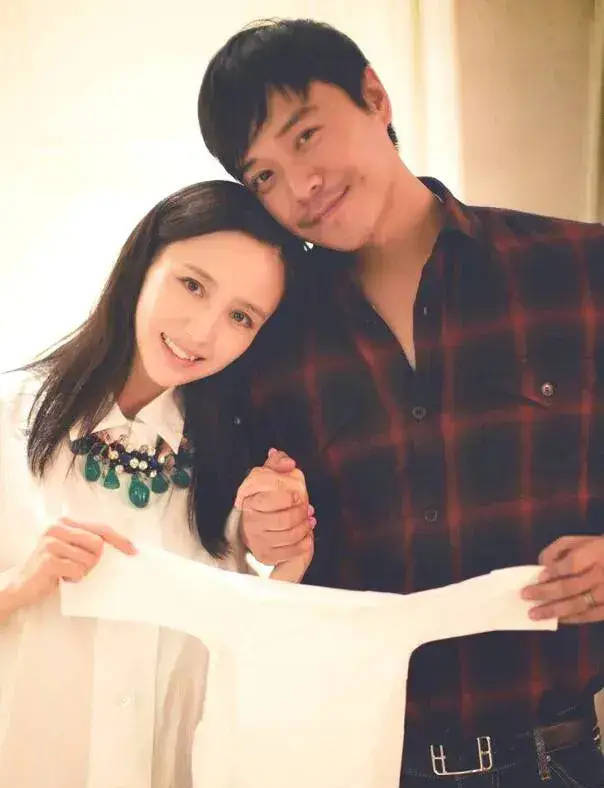 陈思诚卡零点为佟丽娅庆生!晒丫丫与儿子朵朵背影照好温馨