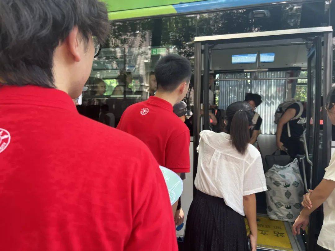 6000多人!浙大今天迎来本科新生,家长:校园很美,很爱杭州