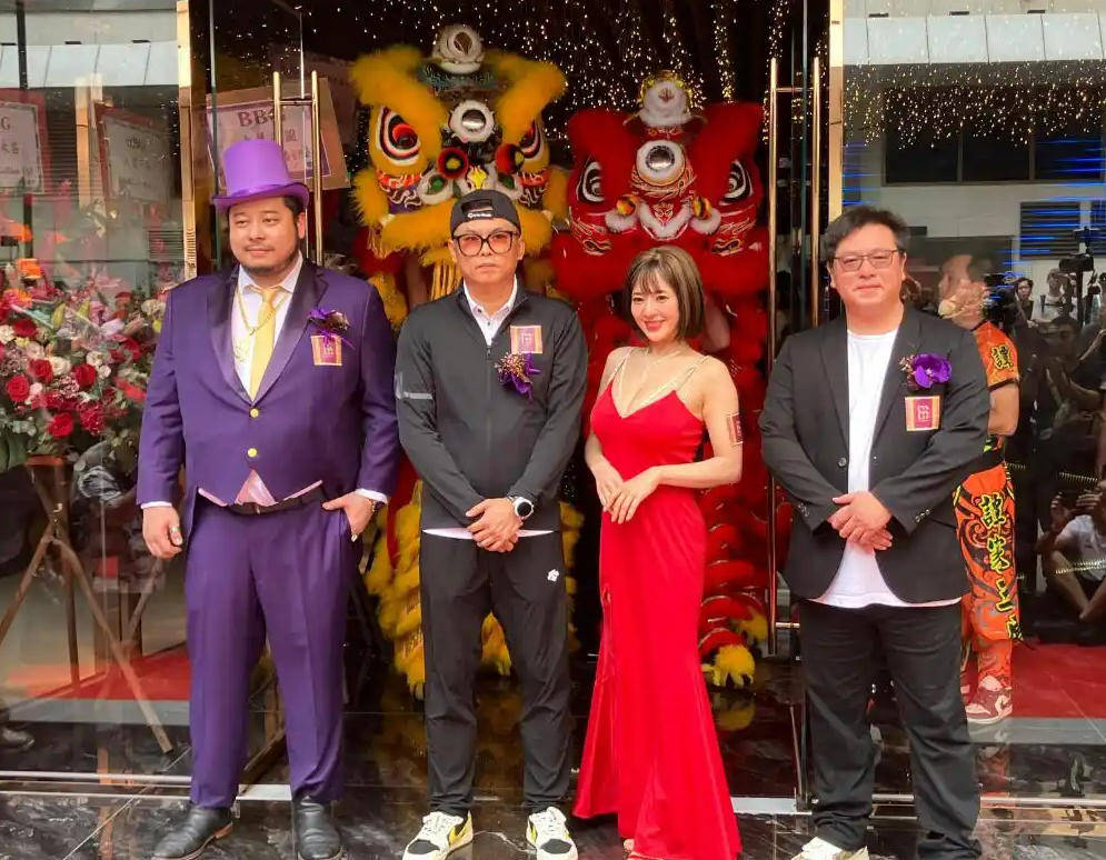 44岁苍井空惊艳亮相香港娱乐场所开幕式,超深V礼服尽显魅力