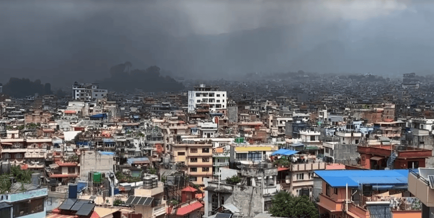 前总理夫人在家中被民众放火烧死,尼泊尔首都浓烟四起,中使馆紧急提醒!当地华人:到处都在燃烧,满地碎石、玻璃碎片、血迹