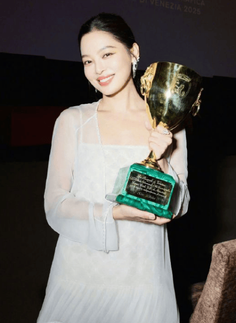 辛芷蕾称收到女演员们集体送祝福:我们之间的氛围都很好