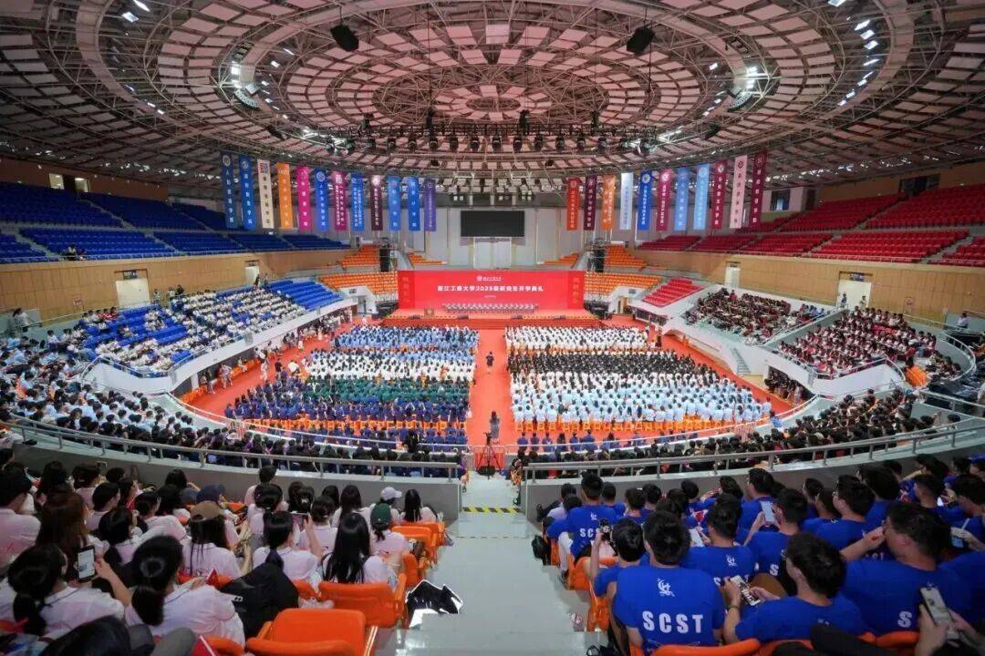 校长开学讲话：少刷小红书！避雷......