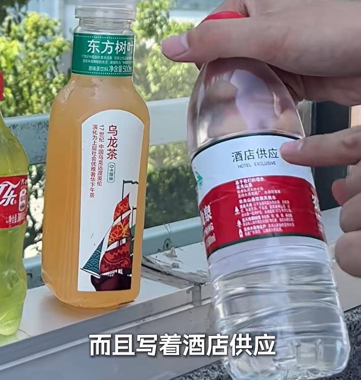 有老人长期在上海一景区外摆摊卖水，被质疑用废弃空瓶私自灌装，当地：将联合整治